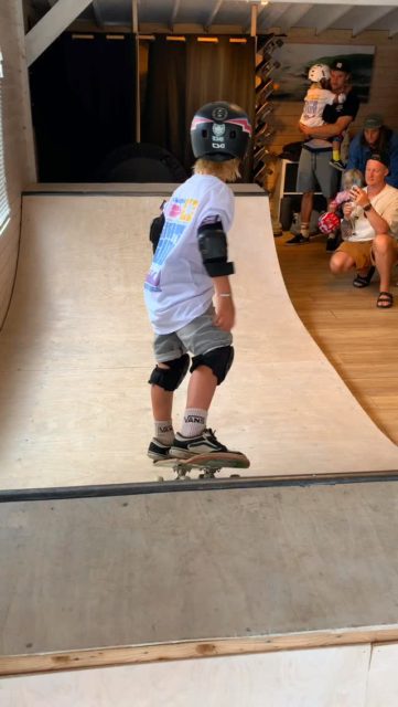 🛹🔥 Skateboom Mini Ramp vol. 5 – to była PETARDA! 🔥
Kolejna edycja za nami i znowu udowodniliśmy, że deskorolka to nie tylko triki, ale przede wszystkim klimat i ludzie. Super atmosfera, mnóstwo śmiechu, pozytywna energia i wspólna zajawa od rana do wieczora. Każdy dał z siebie maxa – zarówno na rampie, jak i poza nią. Dzięki wszystkim za obecność i wspólną jazdę! Do zobaczenia na kolejnej edycji! 🙌💥
#skatecommunity #surfskateclub #poweredbyoshee #volcom #gonga