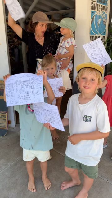 Pierwsze poszukiwanie skarbów na kempingu chałupy 3 za nami! 🗺️
Dzieci dostały mapy i wyruszyły na trasę pełną przygód .
Biegały między przyczepami, rozwiązywały zagadki i szukały wskazówek, które poprowadziły je prosto na plażę 🌊.
Tam czekała nagroda i radość większa niż wiatr od morza!
Następne poszukiwanie skarbów już wkrótce, stay tuned!