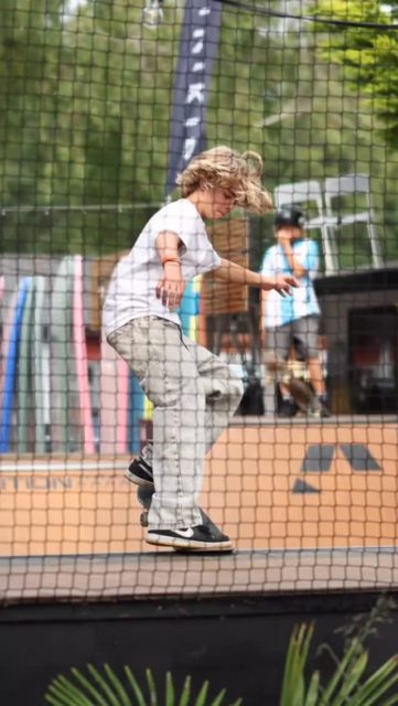 Pierwszy tydzień szkoły już za Wami 🎒🔥 Na osłodę wrzucamy kilka wspomnień z sierpniowych zawodów 🛹☀️ Przypominamy, że Skateboom działa w Gdańsku przez cały rok 🚀 a na Chałupach 3 jesteśmy do pierwszej połowy września 🌊💨 #surfskateclub #skate #skatecommunity #gdansk #chalupy3